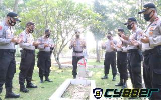 Peringati Hari Bhayangkara Ke-74, Kapolres Purwakarta Ziarah Ke Taman Makam Pahlawan 